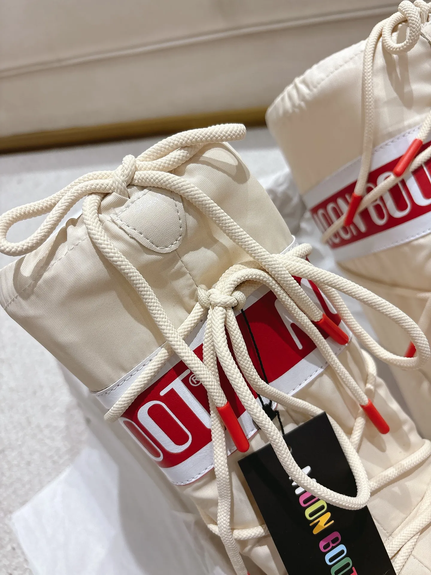 p700 long love style: ❤️ Moon Boot2025 vs autumn and winter popular snow boots series... [Ugly Moon Snow Boots] Forget UGG, fashionable people are wearing Moon Boot snow boots. If you find it difficult to accept the revival of UGG, then there is now a more alternative snow boot that is back, with an inner diameter of 4 cm. That is the Moon Boot. It was already very popular in the millennium. Back then, Paris Hilton and Victoria Beckham Celebrities often wear it, and now the Y2K trend is popular again. The same style is worn by young people in QQ shows, and the ugly snow boots that are shown in thousands of people have become popular again, regardless of men and women. They look slim but warm and easy to wear... ❶Fabric: Original custom/cowhide/woven wool/high mercerized waterproof cloth ❷Inner: original 100% silk cotton liner ❸foot: original 100% silk cotton liner ❹ Outsole: Original molded two-color non-slip outsole ❺ Sole thickness: 4cm (including **) ❻ Code number: 35/38; 39/41; ❼ Packaging: Original full set of packaging ☀ Color: Official website updated simultaneously